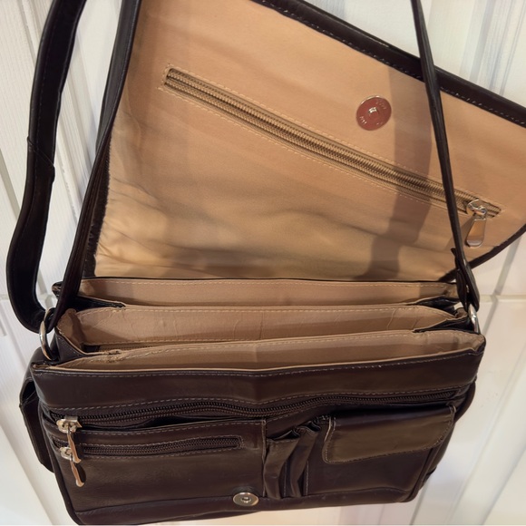 Cape Cod Leather Crossbody Bag - Picture 6 of 7